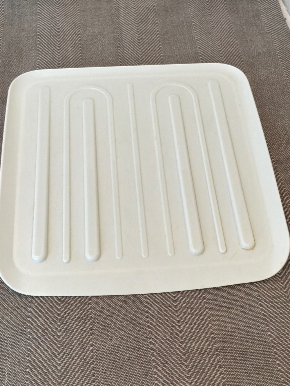 Rubbermaid White Plastic Drip Tray with Raised Channels made in USA 118A